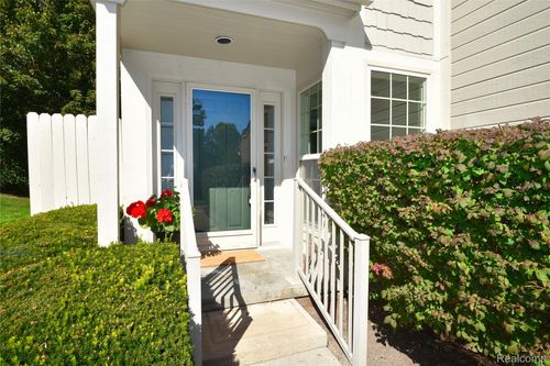 36-484 Newburne Pointe, Bloomfield Hills, MI, 48304-1409 | Card Image