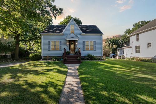 207 Lincoln St, Chelsea, MI, 48118-1221 | Card Image