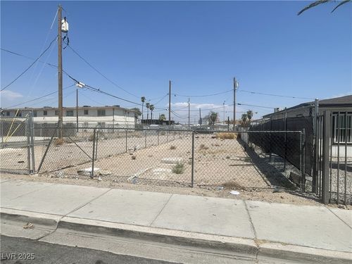 132 W Chicago Ave, Las Vegas, NV, 89102-2811 | Card Image