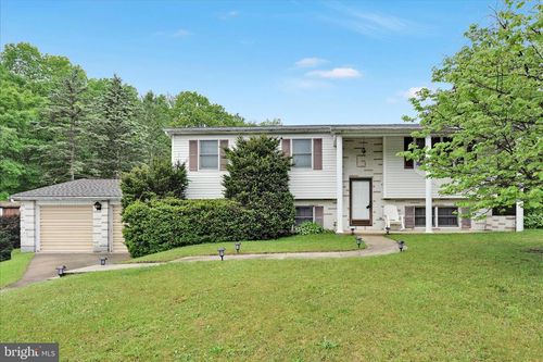 2001 Chestnut St, POTTSVILLE, PA, 17901-8560 | Card Image