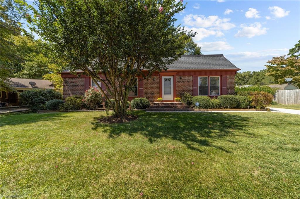 Warwick Dr, Jamestown, NC 27282