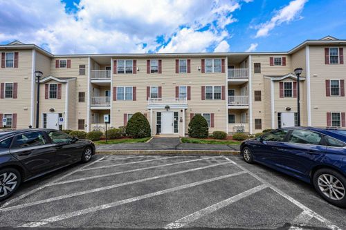 207-18 Crestview Cir, Londonderry, NH, 03053-2498 | Card Image