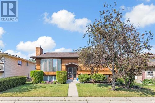 24 Bermondsey Rd Nw, Calgary, AB, T3K1V3 | Card Image
