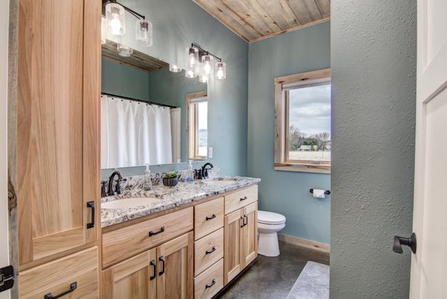 Double vanity in the main full bathroom | Image 21