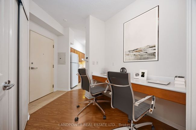 1017 - 230 Queens Quay W, Condo with 2 bedrooms, 1 bathrooms and null parking in Toronto ON | Image 6