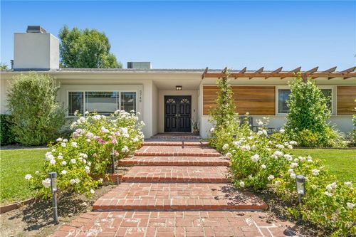 5748 Larryan Dr, Woodland Hills, CA, 91367-4041 | Card Image
