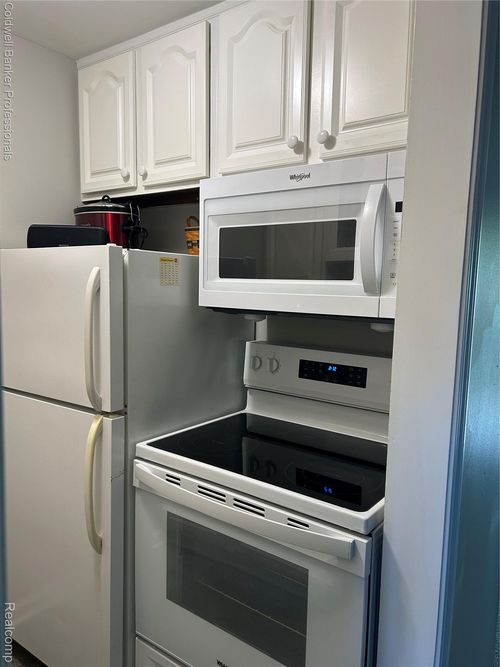 unit-61-31831 Grand River Ave, Farmington, MI, 48336-4148 | Card Image