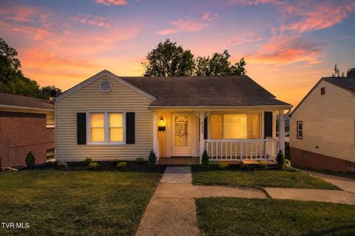 633 Jackson St, Kingsport, TN, 37660-3207 | Card Image