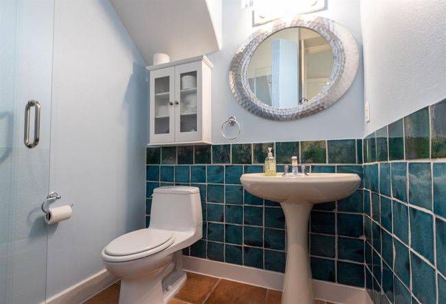 Upstairs guest bath | Image 25