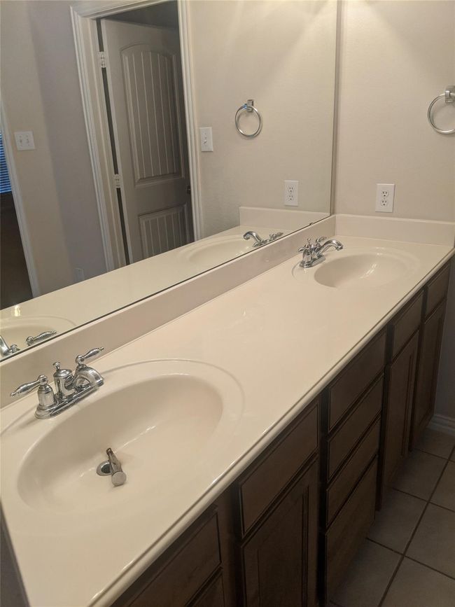 Dual sinks | Image 12