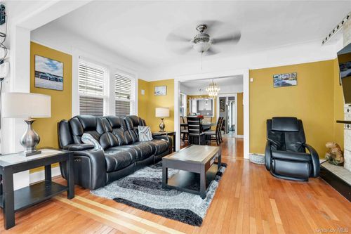 8844 202nd St, Hollis, NY, 11423-2204 | Card Image