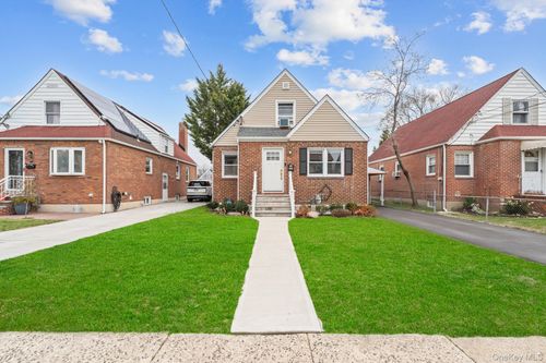 20 Dewitt St, Valley Stream, NY, 11580-2219 | Card Image