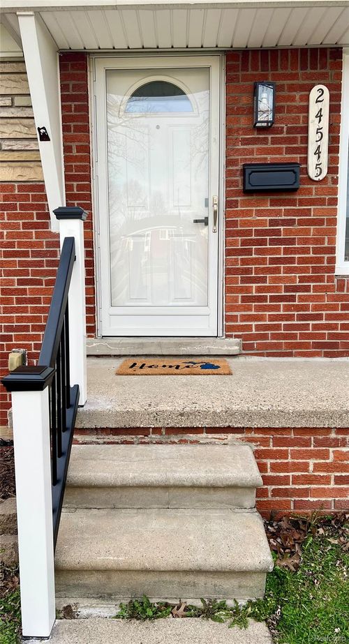 24545 Greenbrier Ave, Eastpointe, MI, 48021-1470 | Card Image