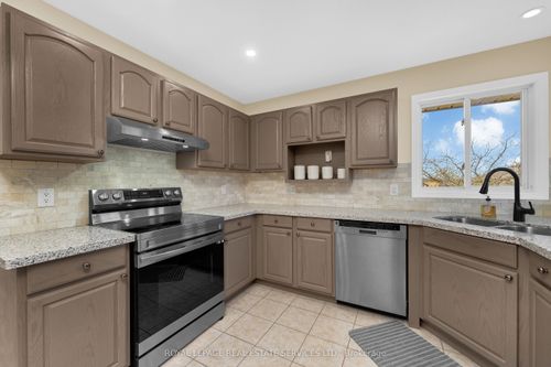 185 Amy Croft Dr, Windsor, ON, N9K1E3 | Card Image