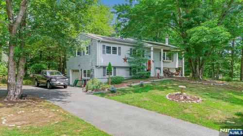 15 Brookwood Dr, Mahwah, NJ, 07430-1504 | Card Image