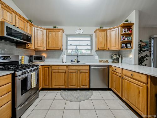 3890 Shannon Dr, Warren, MI, 48091-6119 | Card Image