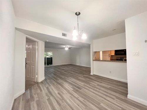 apt-32-3005 Walnut Bend Ln, Houston, TX, 77042-3309 | Card Image