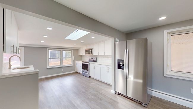 8 Batt St, House other with 5 bedrooms, 2 bathrooms and null parking in Middletown CT | Image 4