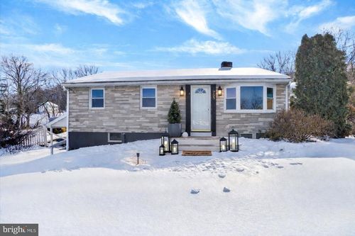 765 Market St, MOUNT WOLF, PA, 17347-9529 | Card Image