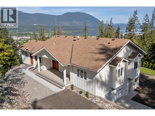 633 9 St Se, Salmon Arm, BC, V1E4J9 | Card Image
