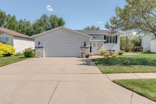 1935 Oregon Dr, Bismarck, ND, 58503-5311 | Card Image
