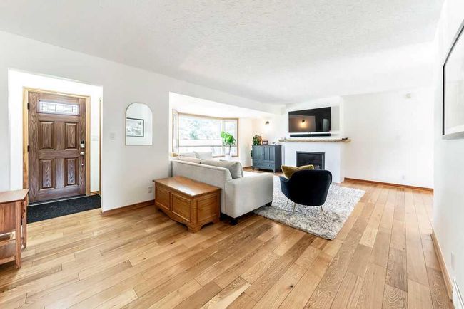 3023 Beil Avenue Nw, Home with 5 bedrooms, 2 bathrooms and 4 parking in Calgary AB | Image 3