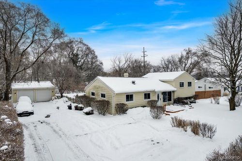 1122 Lynsue Ln, Waterford, MI, 48327-2453 | Card Image