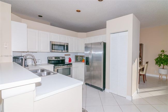 885 - 885 Tanglewood Cir, House other with 3 bedrooms, 2 bathrooms and null parking in Weston FL | Image 9