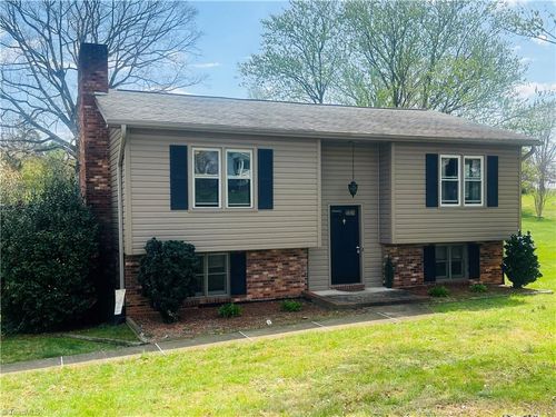 164 Royal Ln, Dobson, NC, 27017-7631 | Card Image