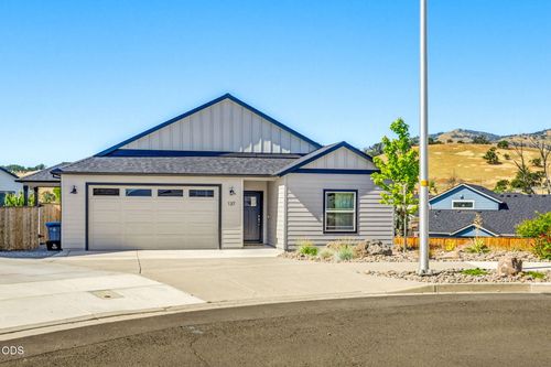 137 Willow Springs Dr, Talent, OR, 97540-9646 | Card Image