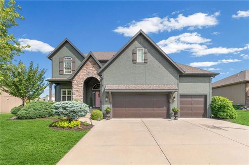 6484 N Whitetail Way, Parkville, MO, 64152-8714 | Card Image