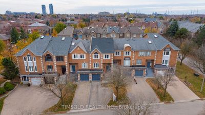 7 Royal Manor Cres, House attached with 3 bedrooms, 4 bathrooms and 3 parking in Richmond Hill ON | Image 2