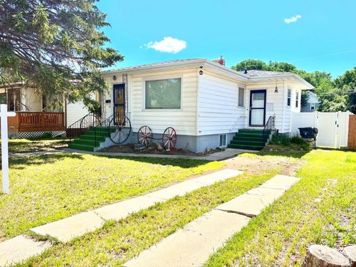 121 5 St Se, Medicine Hat, AB, T1A0M4 | Card Image
