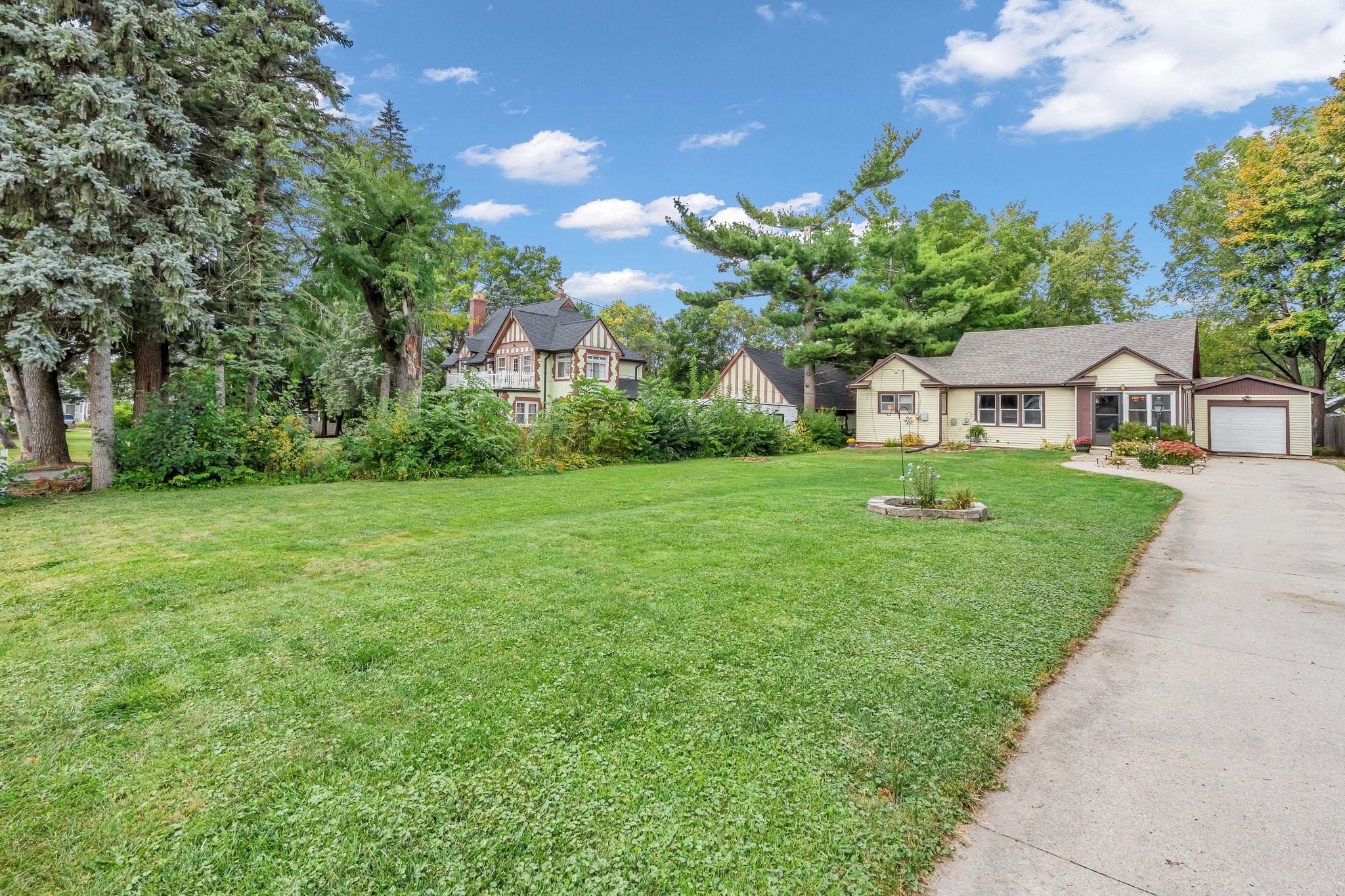 5th Ave, Newton, IA 50208
