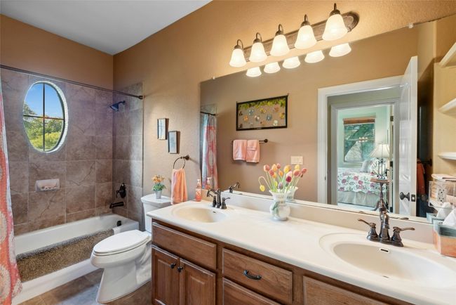Full Guest Bath | Image 22