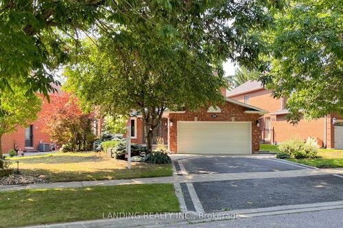883 Darwin Dr, Pickering, ON, L1X2P8 | Card Image