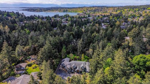 2615 Queenswood Dr, Saanich, BC, V8N1X6 | Card Image