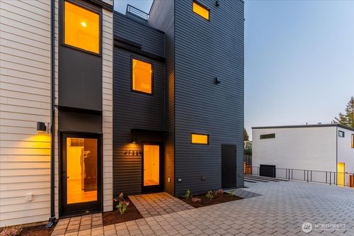 4122 B Burke Avenue N, Seattle, WA, 98103 | Card Image