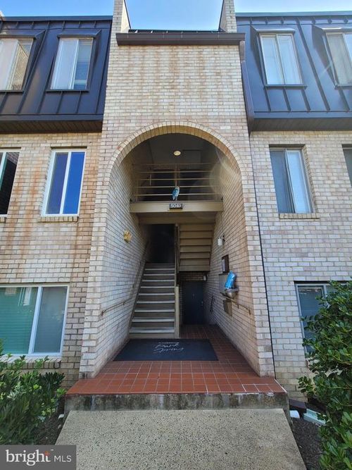 apt-201-5049 7th Rd S, ARLINGTON, VA, 22204-2521 | Card Image