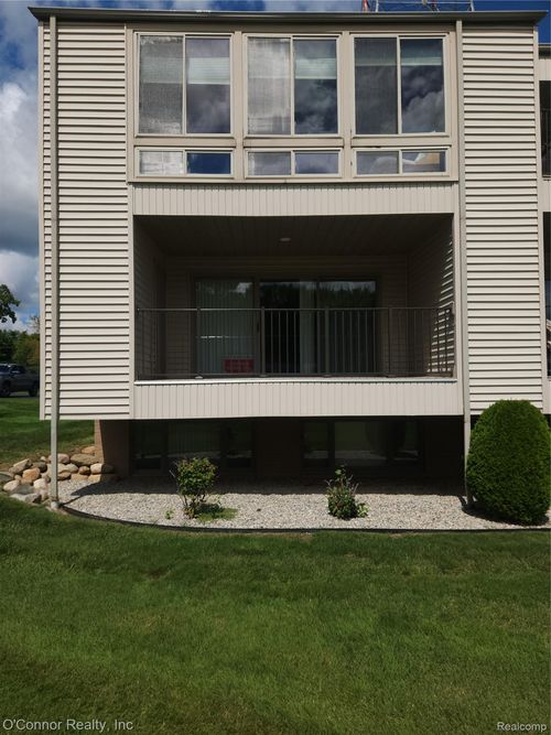 16-3995 River Rd, East China, MI, 48054-2210 | Card Image