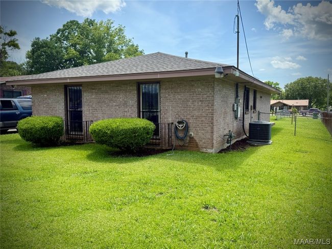 Side Yard | Image 4