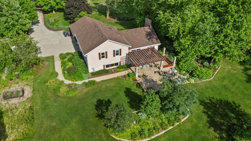 1711 Irish Dr, Hartford, WI, 53027-8874 | Card Image