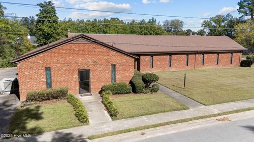 4334 W Pine St, Farmville, NC, 27828-1697 | Card Image