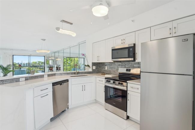 APT-501 - 2205 S Cypress Bend Dr, Condo with 2 bedrooms, 2 bathrooms and null parking in Pompano Beach FL | Image 12