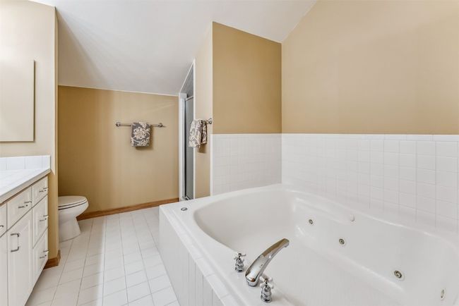 Jetted tub in ensuite bathroom | Image 30