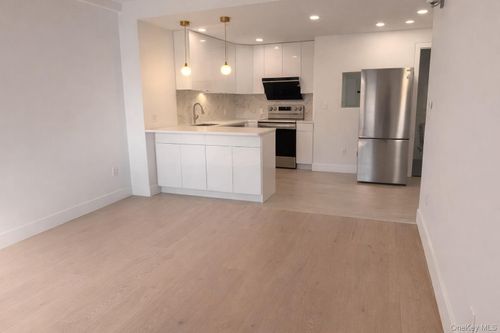 2c-52-16 Roosevelt Ave, Woodside, NY, 11377-4232 | Card Image