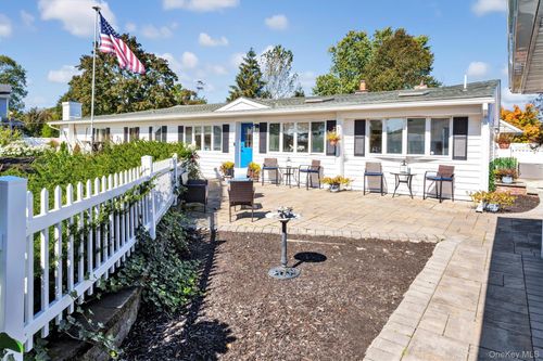 117 Middlesex Ave, Oakdale, NY, 11769-1951 | Card Image