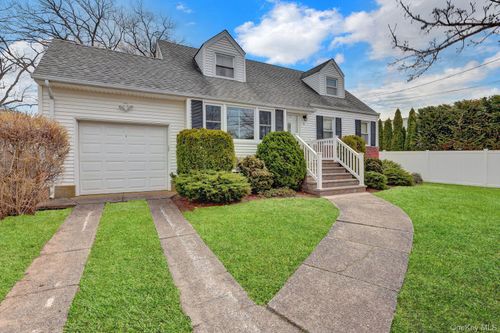 2 Jackson Ave, Massapequa Park, NY, 11762-3515 | Card Image