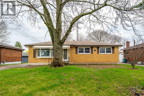 28 Highland Dr, Wallaceburg, ON, N8A2K5 | Card Image