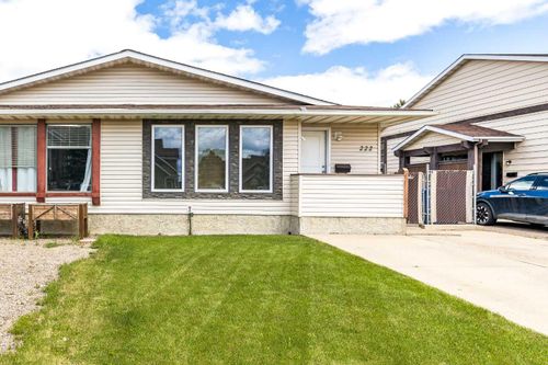 222 Cameron Rd Se, Medicine Hat, AB, T1B1P2 | Card Image